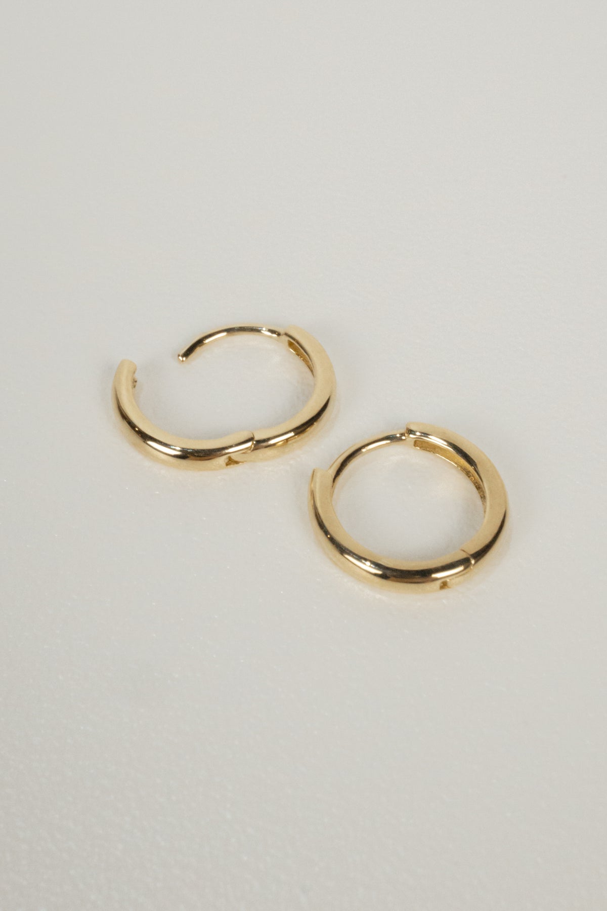 10K Simple Huggie Hoops
