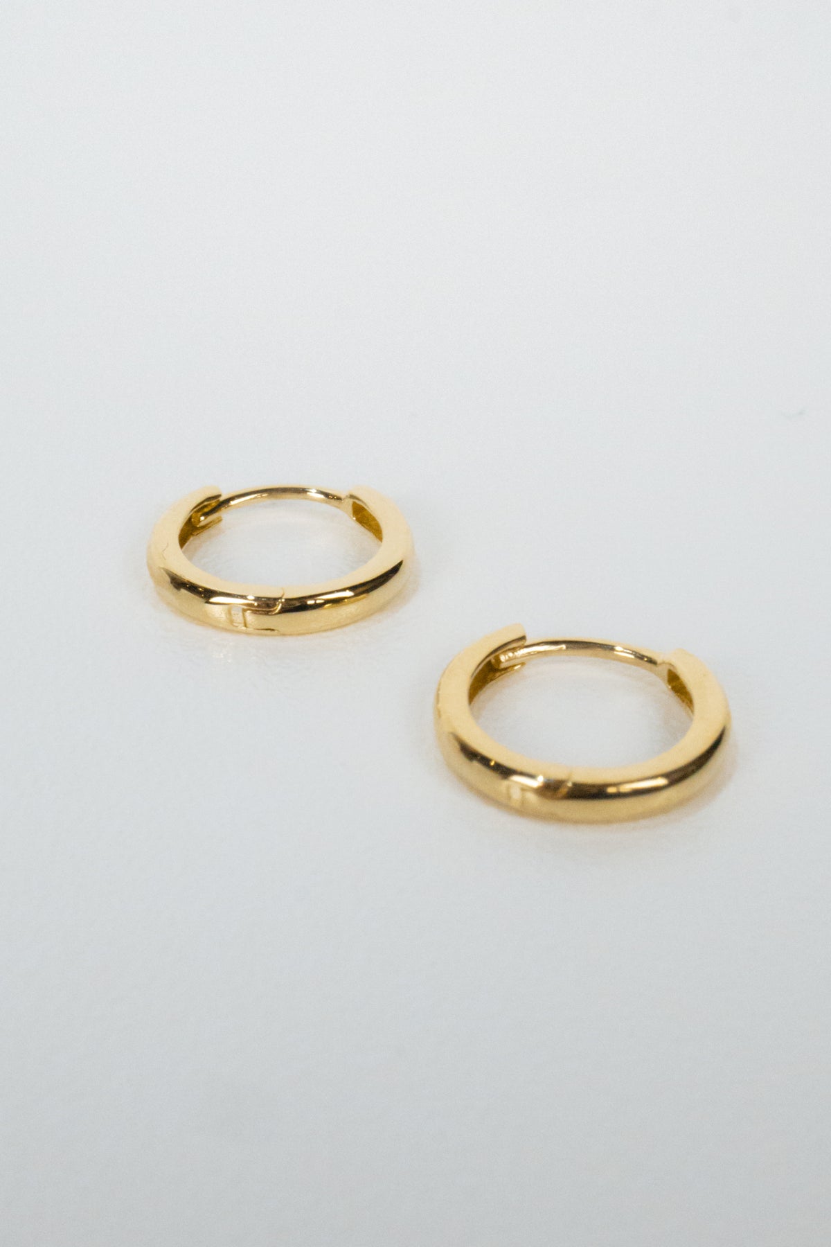10K Simple Huggie Hoops