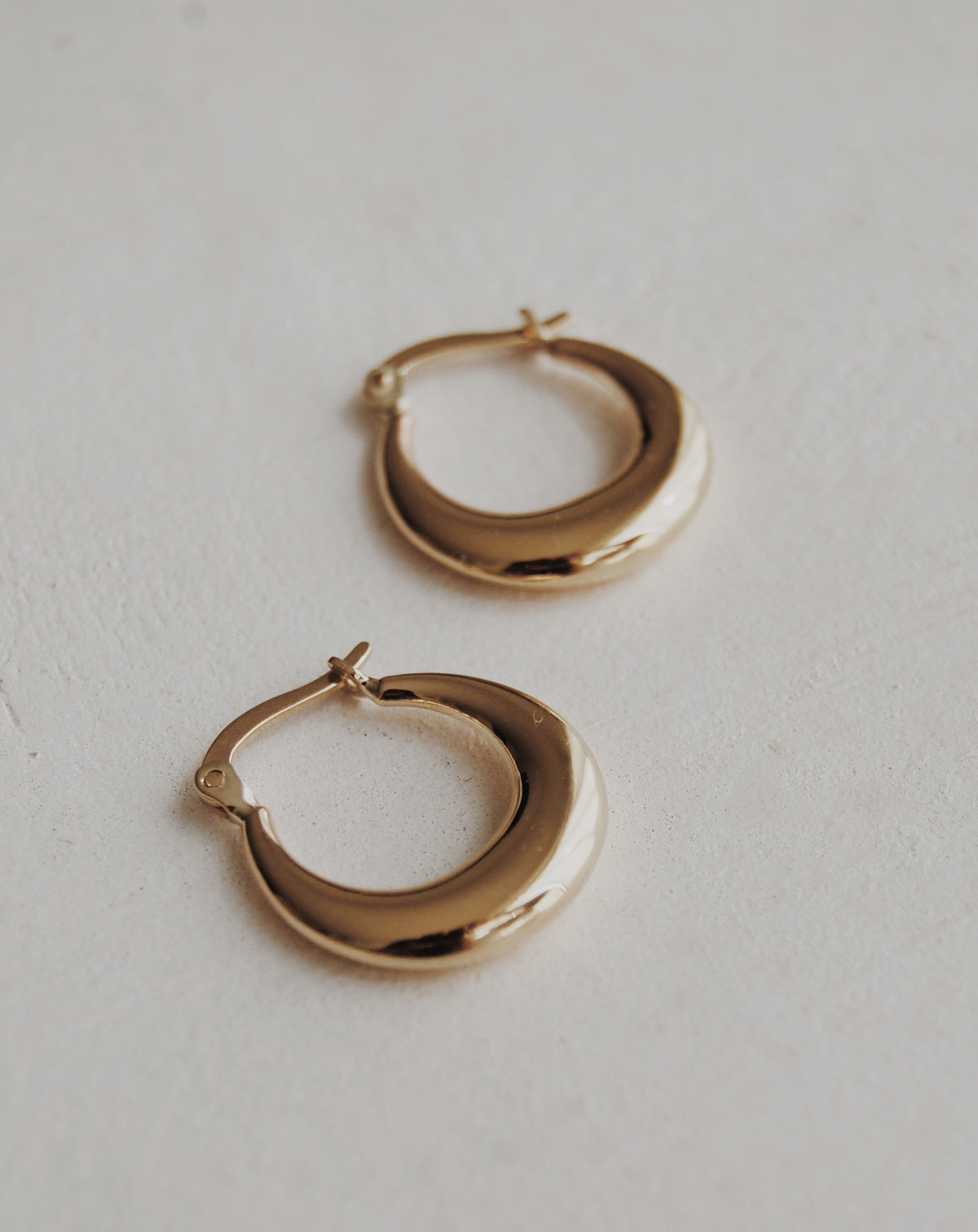 10k Naveah Tapered Hoop Earrings