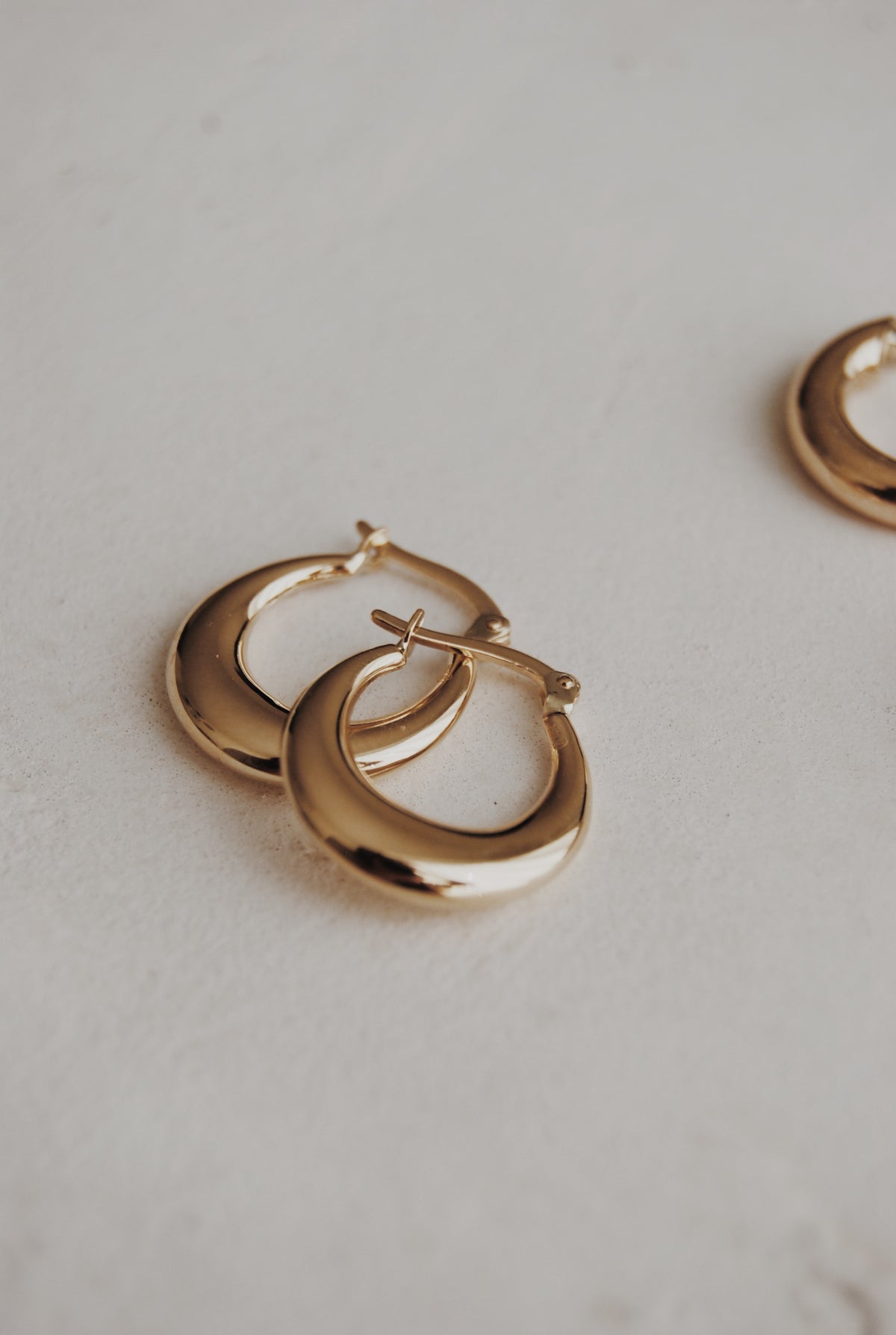 10k Naveah Tapered Hoop Earrings