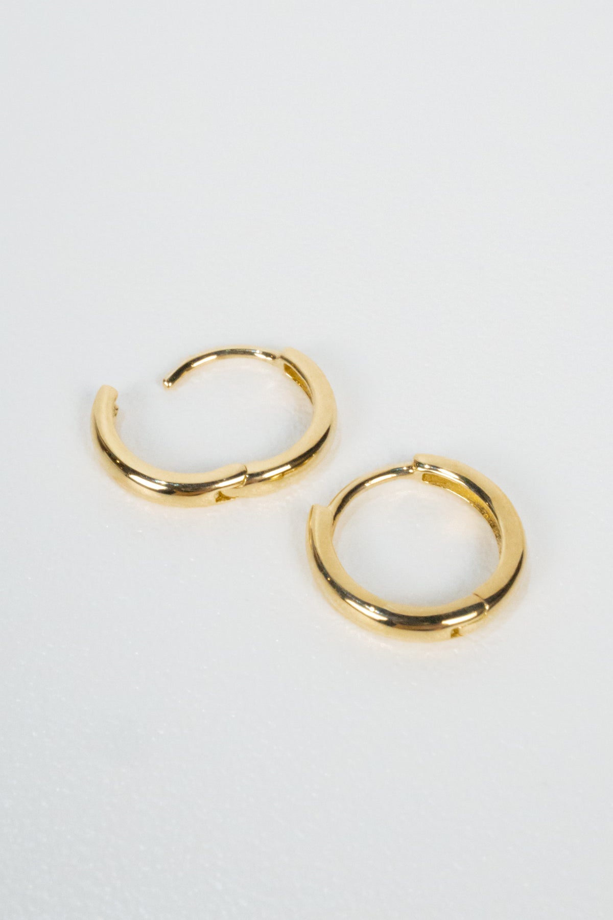 10K Simple Huggie Hoops