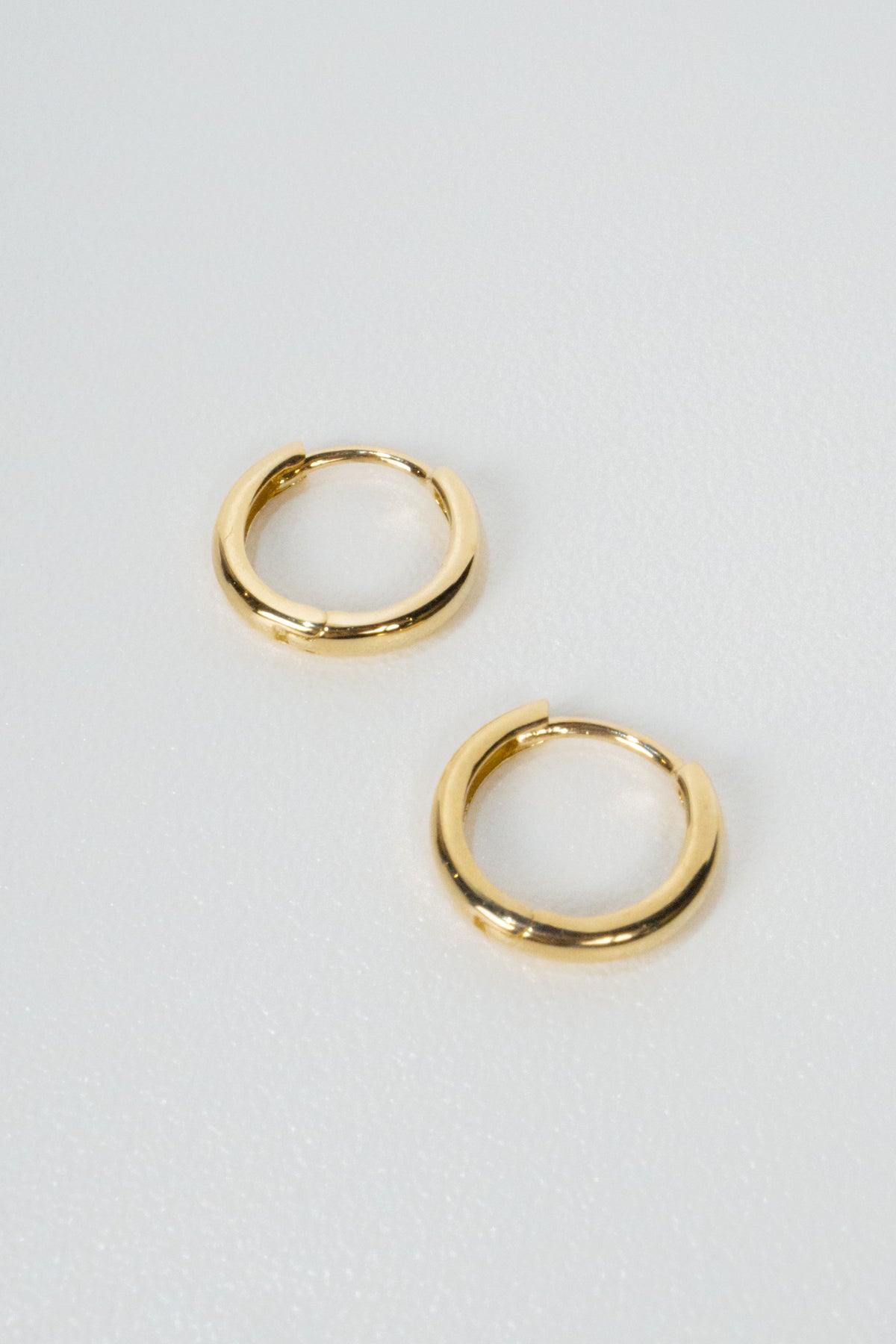 10K Simple Huggie Hoops