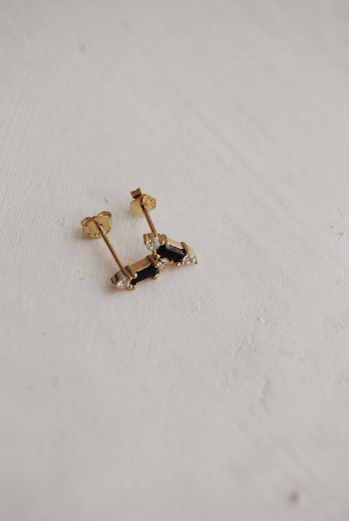 Raven Baguette Stud Earrings l