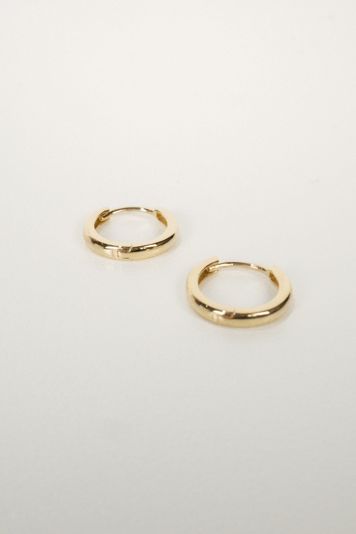 10K Simple Huggie Hoops