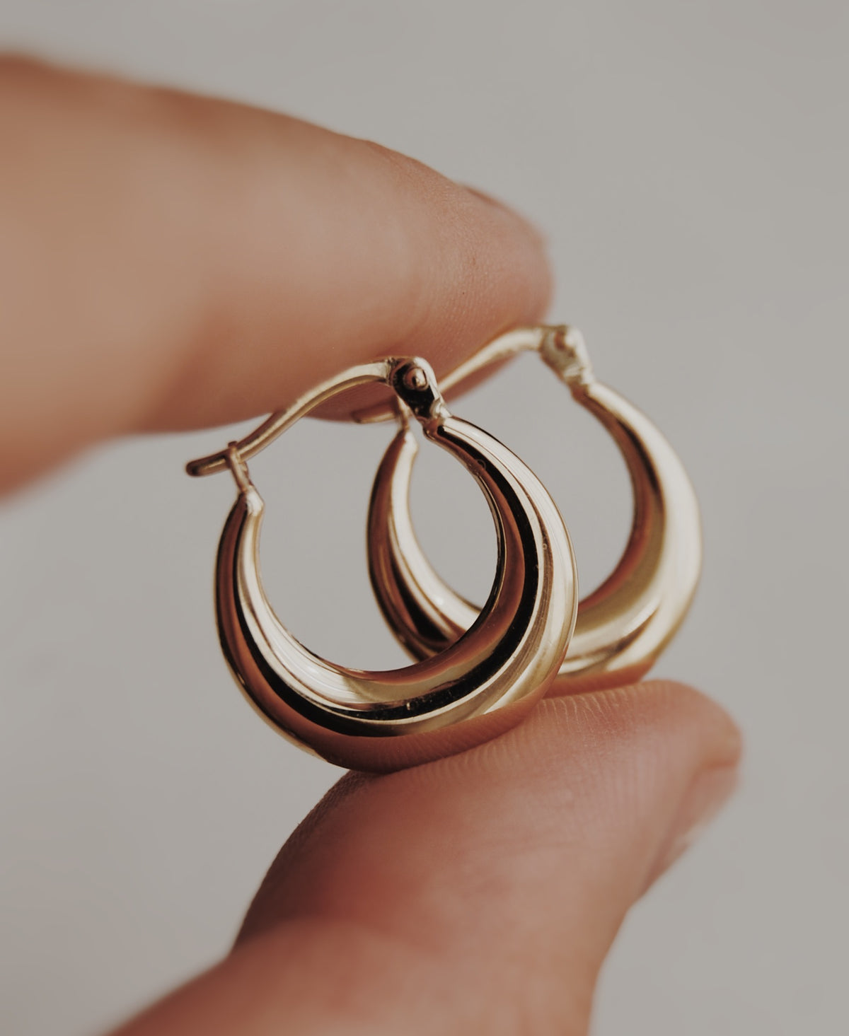 10k Naveah Tapered Hoop Earrings