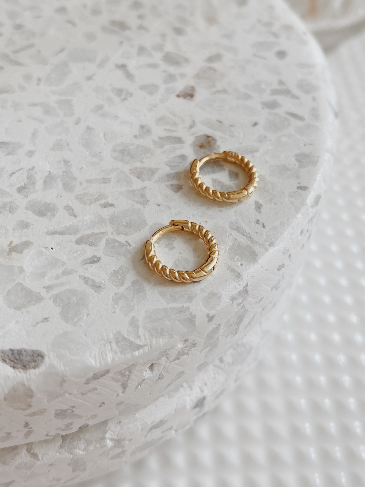 Raeli 6mm Huggie Hoop Earrings